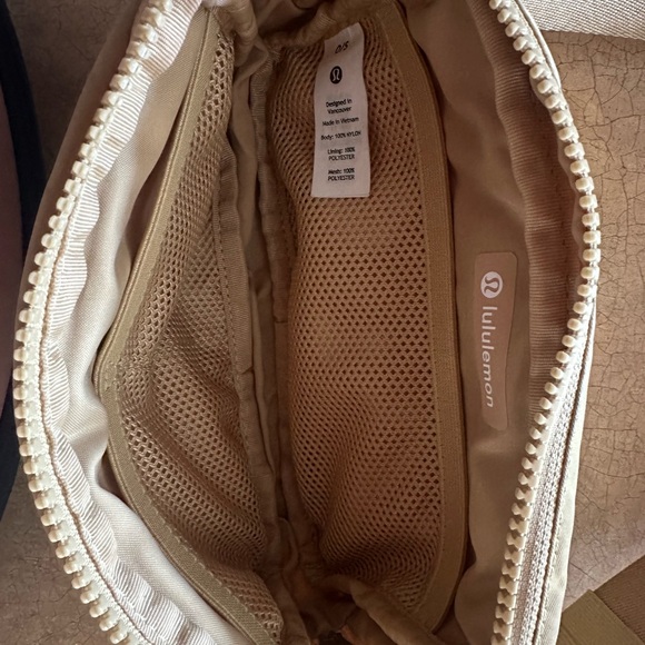 🍋 Lululemon 🍋Everywhere Belt Bag- Golden sand - Very Rare Color - Picture 8 of 11